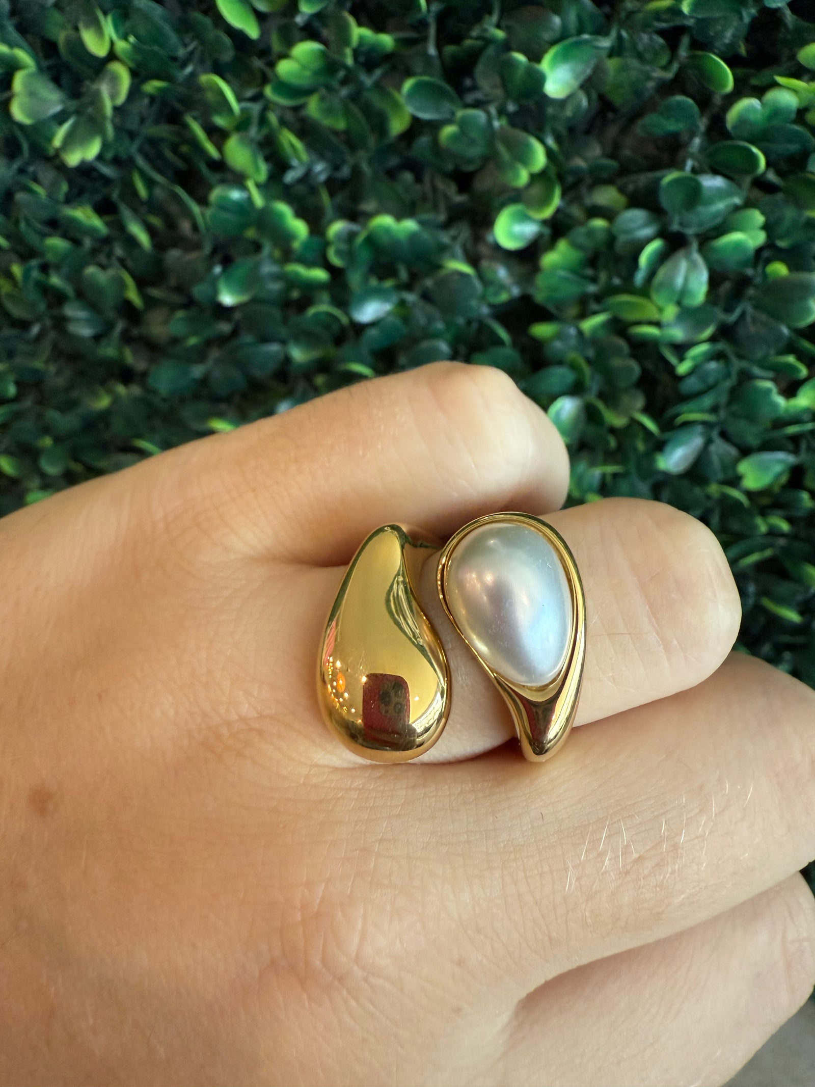 18K Gold Non-Tarnish Pearl Wavy Ring